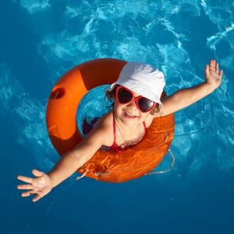 Barrière, abri, alarme ou couverture : tous les systèmes de sécurité de piscine pour la protection des enfants.