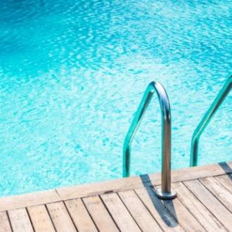 Pour préserver l'équilibre de l'eau d'une piscine, des règles simples sont à respecter.